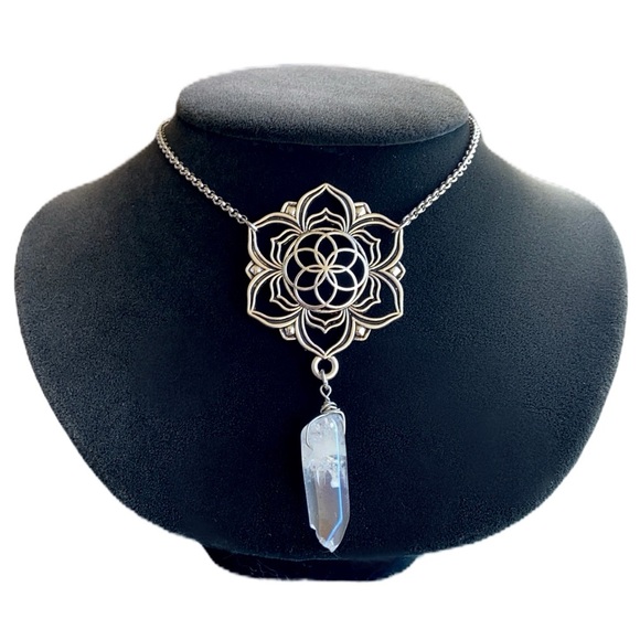 Mandala geometric flower charm & aura crystal - Picture 2 of 12